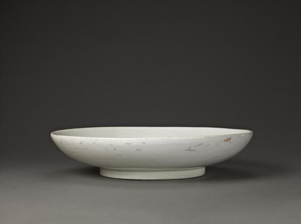 德化窑白釉暗划龙纹盘