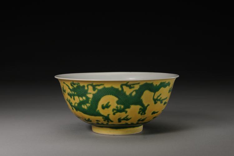 雍正款黄地绿彩云龙纹碗