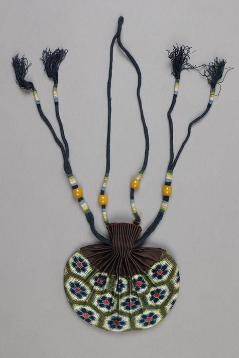 香色缎口铺绒朵花六角纹椭圆荷包