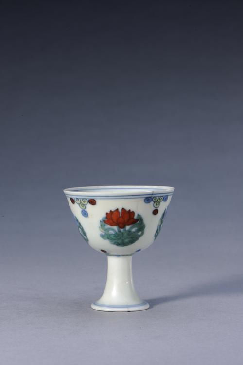 成化款斗彩团莲纹高足杯