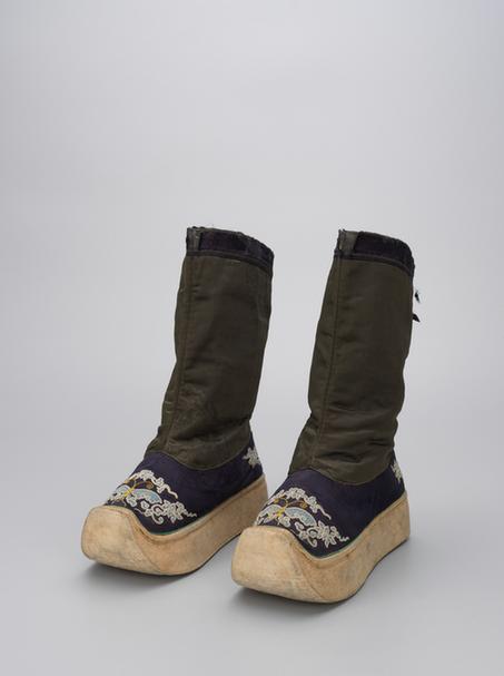 茶青色缎缉线绣花卉纹皂靴