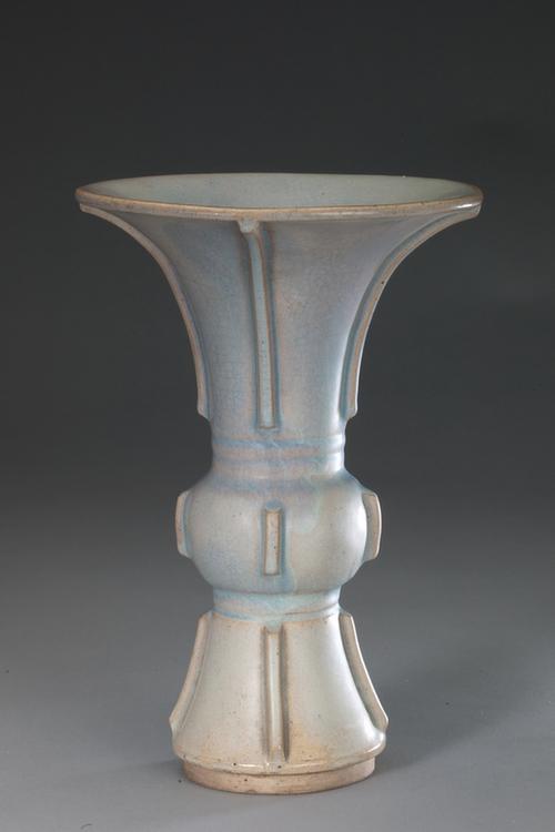 宜兴窑月白釉出戟花觚