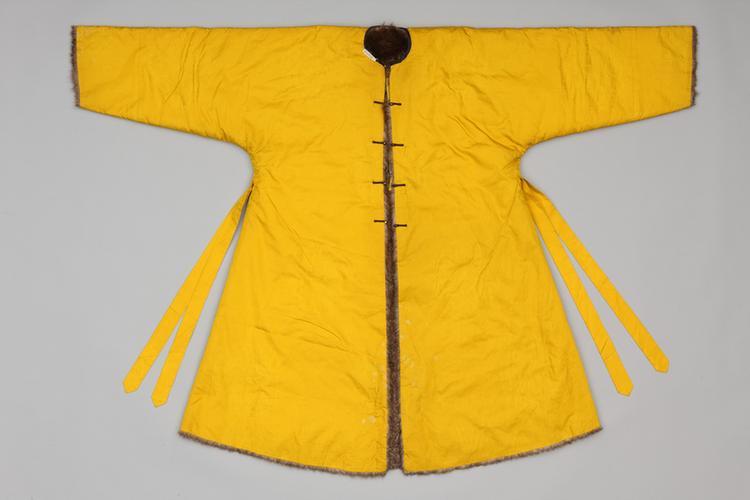 明黄色团龙纹暗花江绸玄狐皮端罩