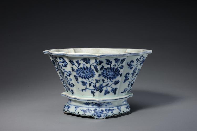 青花莲花纹菱花式盆