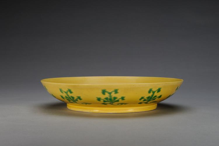 雍正款黄地绿彩朵花纹盘