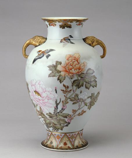 洋瓷白地彩花花鸟纹象耳瓶