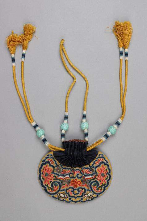 石青色缎口满纳菊花盘肠纹椭圆荷包