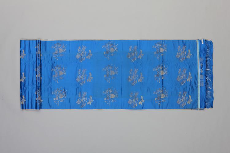 月白色竹兰海棠纹织金缎袍料