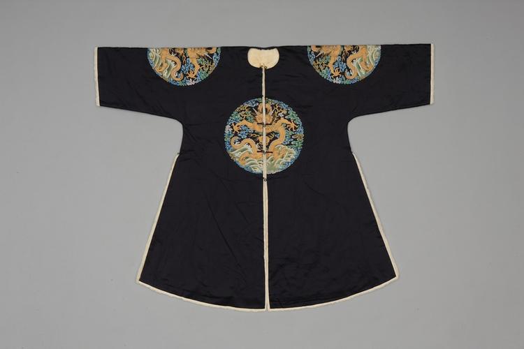 石青色缎绣四团彩云金龙纹银鼠皮衮服