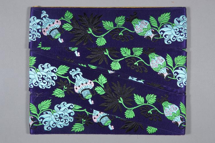 宝蓝色缎地淡彩菊花瓶纹绦