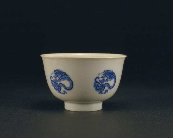 康熙款青花团龙纹杯