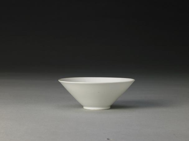 白釉暗划龙纹碗