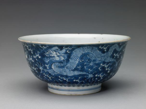 大清年制款青花地抜白云龙纹碗