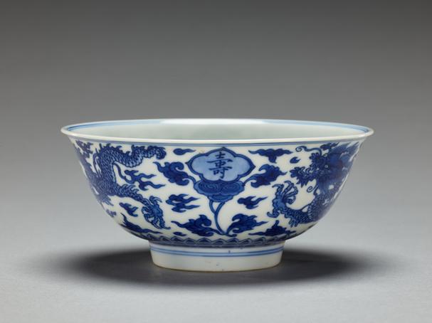 康熙款青花福寿字云龙纹碗