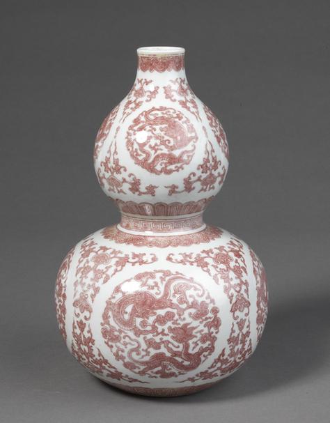 乾隆款釉里红团蟠螭灵芝纹葫芦瓶