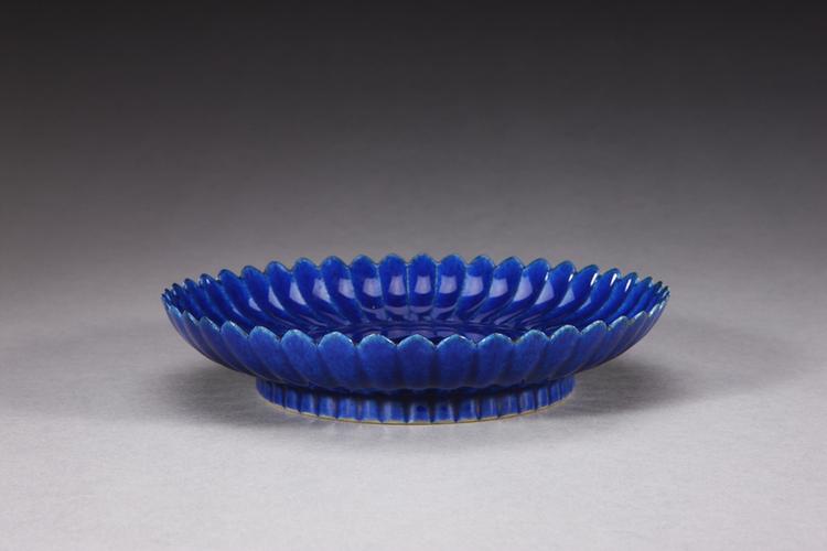 雍正款洒蓝釉菊瓣盘