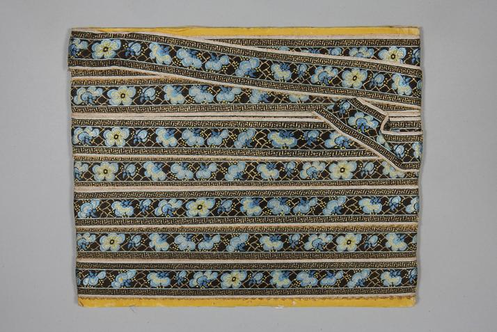 元青色缎地织金三蓝冰梅纹绦