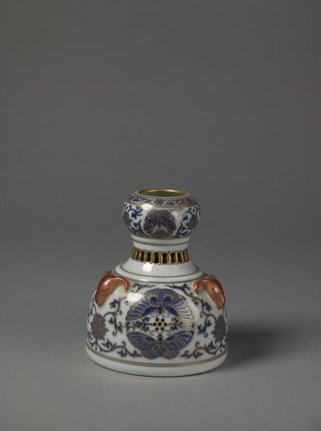 乾隆款青花描金蝴蝶纹三牺尊