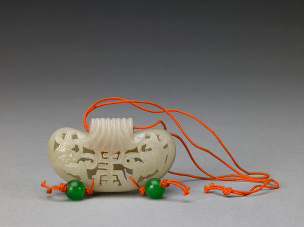 青玉透雕蝠寿纹荷包式香囊