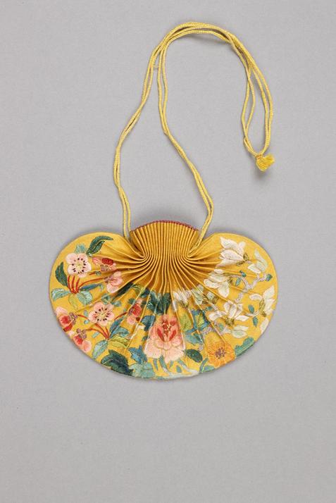 黄色缎绣花卉纹椭圆荷包