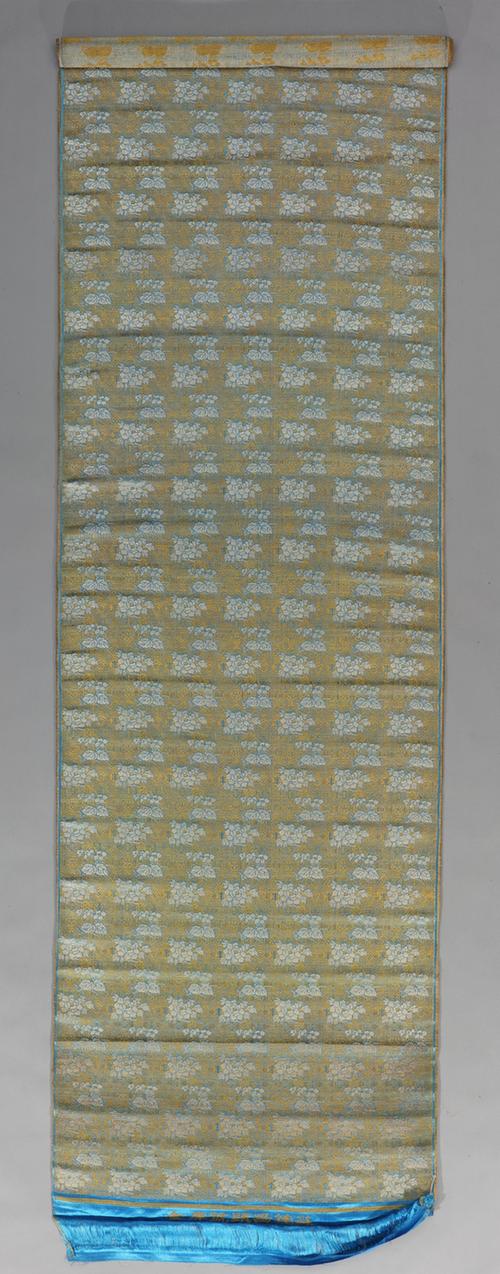 月白色龟背牡丹海棠纹织金缎