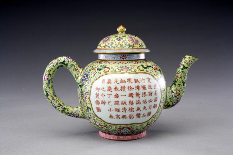 嘉庆款绿地粉彩开光诗文茶壶
