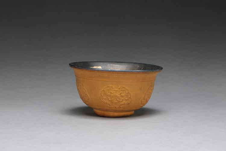 乾隆款匏制团夔纹银里撇口碗