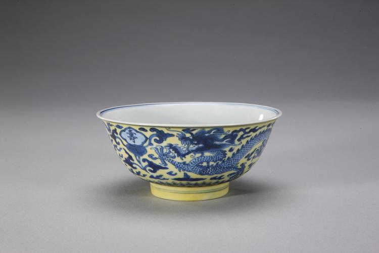 康熙款里白釉外黄地青花福寿字云龙纹碗