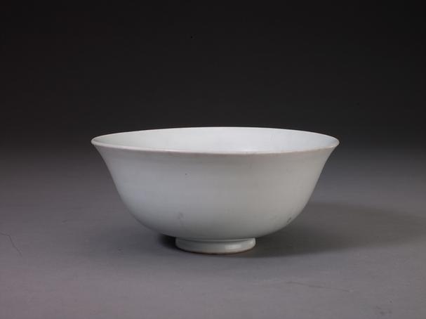 卵白釉印花缠枝莲纹碗