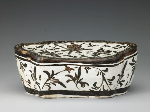 磁州窑白地黑花花果纹枕