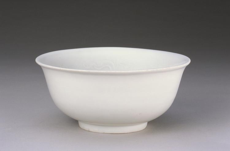 白釉暗划云龙纹碗