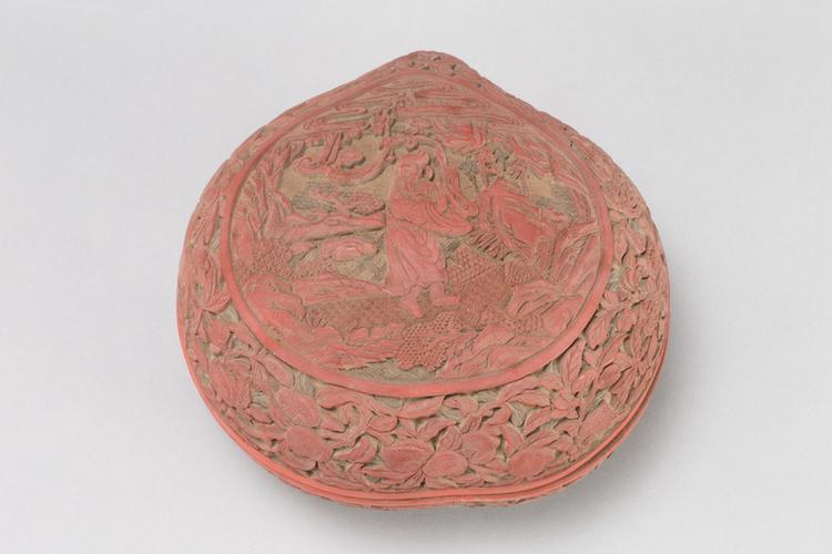 剔红八仙图桃式盒