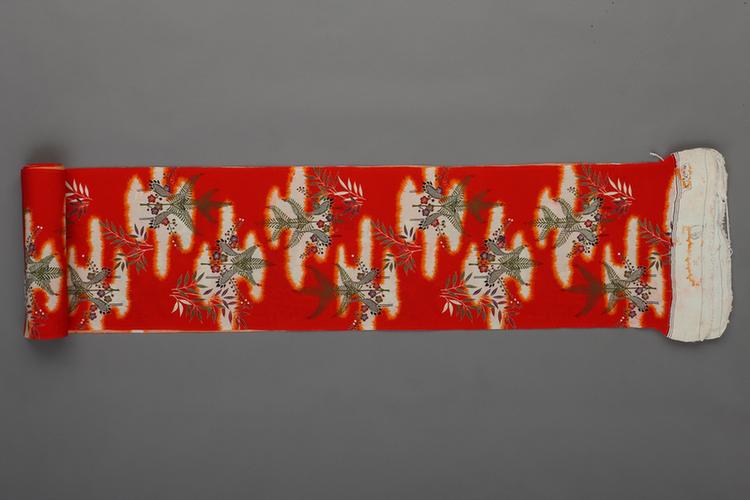 红色地花鸟纹印花洋绉绸