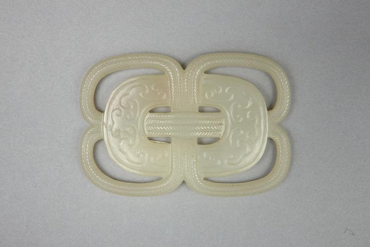 白玉透雕绳纹璧式佩