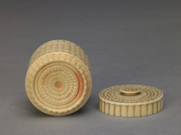 象牙雕竹节纹盖盒