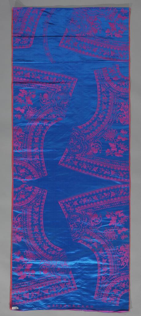 月白色兰菊桃花蝶纹二色缎