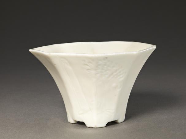 德化窑白釉梅花纹方斗式杯