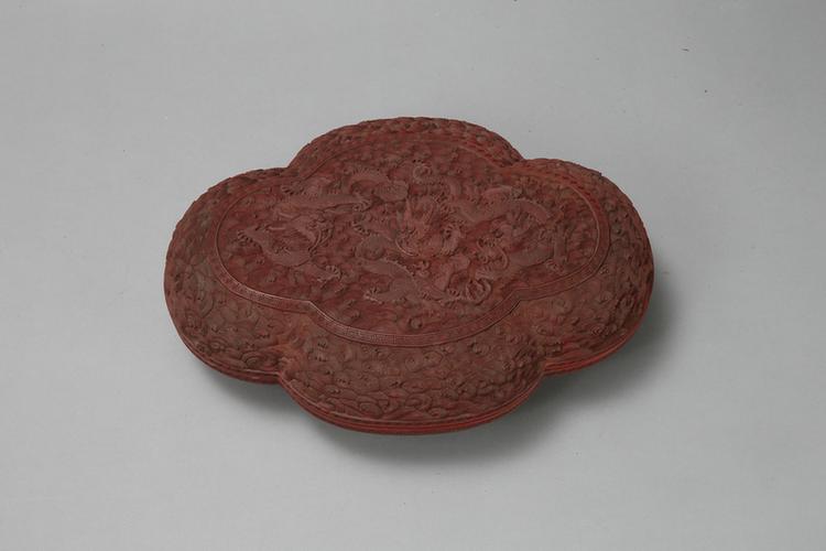 剔红海水龙珠纹海棠式盒