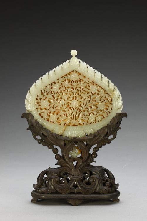 痕都斯坦青玉透雕桃式镜