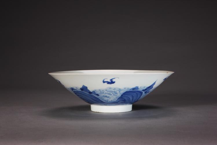 康熙款青花寿山福海图碗