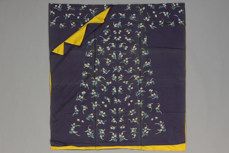 葡灰色绸绣浅彩水仙花袍料