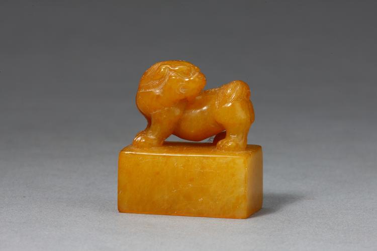 “闲来写幅青山卖”狮钮田黄石章