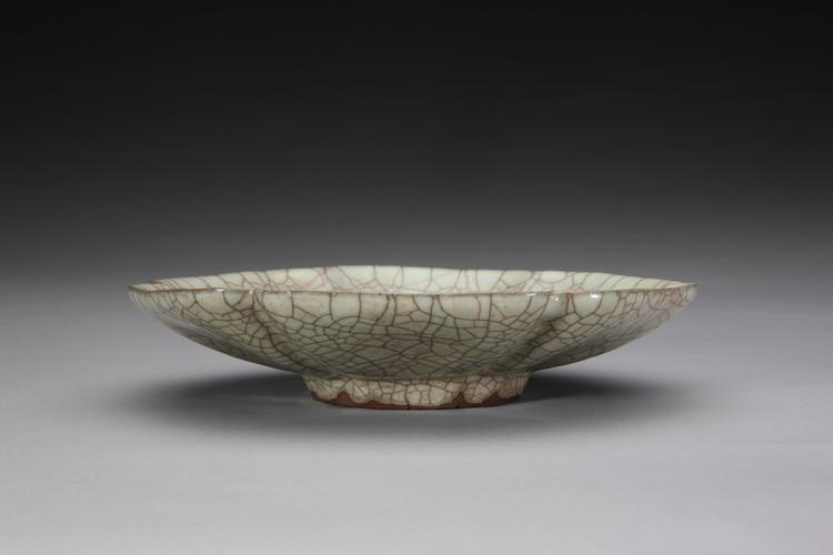 哥窑青釉葵瓣口盘