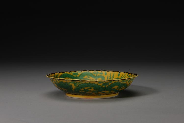 乾隆款黄地绿彩龙穿花纹花口盘