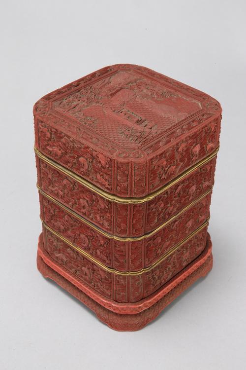 乾隆款剔红山水人物图开光飞鱼纹带座四方委角三层方盒