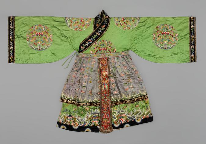 绿色缎绣八团云蝠花卉海水纹宫衣