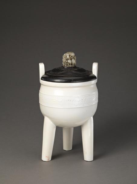 德化窑白釉刻花夔龙纹双耳三足鼎