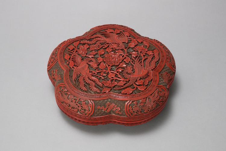 剔彩双凤牡丹纹梅花式攒盒