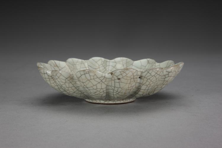 哥窑青釉菊瓣式盘