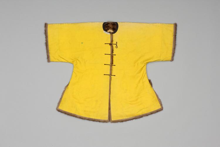 明黄色江山万代纹暗花江绸貂皮端罩